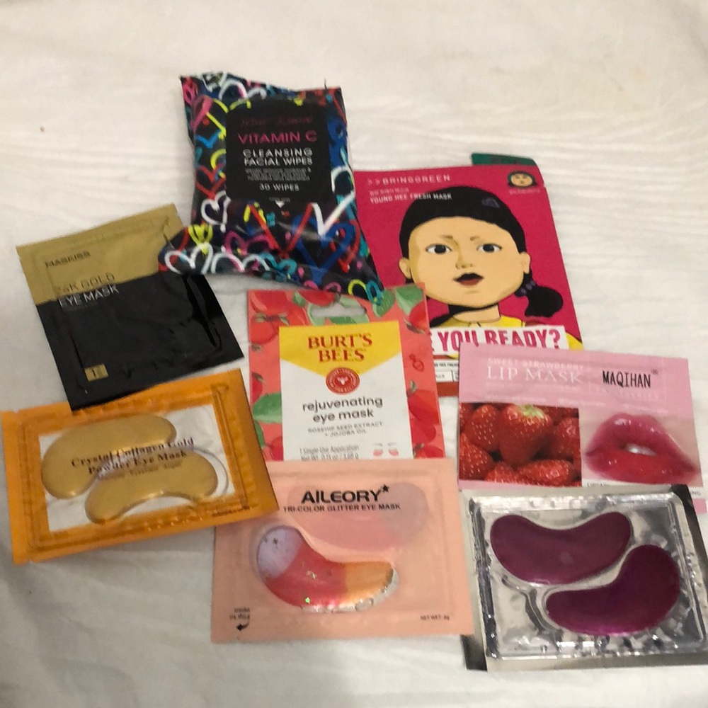 Betsy Johnson Face Wipes and Eye & Lip Mask Bundle of 8